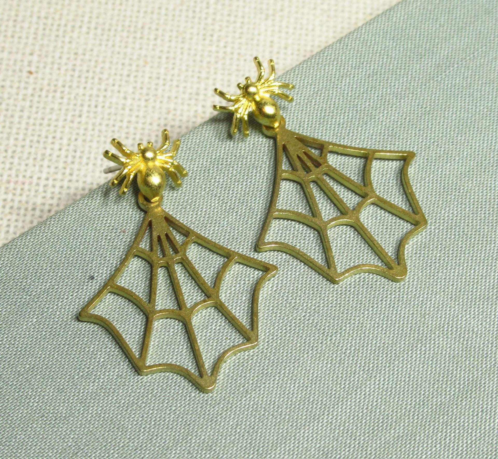 Ohrstecker Kleine Spinne Aus Goldfarbenem Messing Mit Korallenroten Glassteinen, Halloween-Ohrringe | 2482 von TitaniasZauberwald