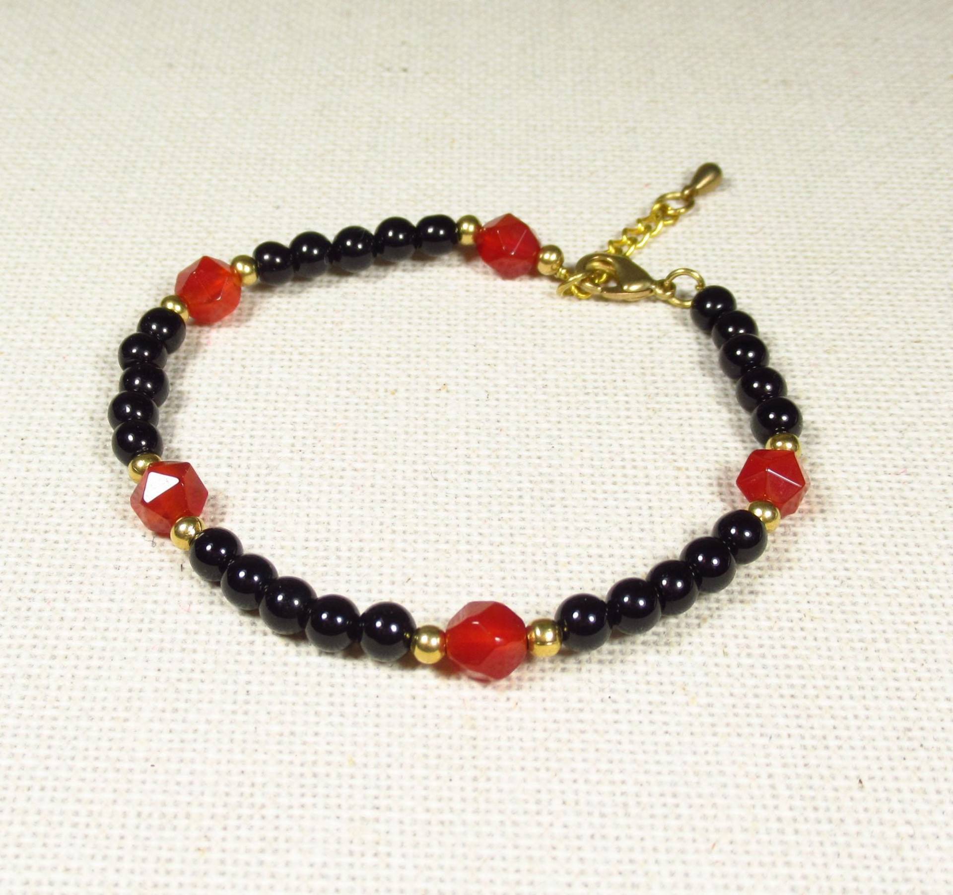 Perlenarmband Herbstzauber Aus Schwarzen Onyxperlen, Orangeroten Karneolperlen Und Goldenen Messingperlen Mit Verlängerungskettchen | 2480 von TitaniasZauberwald