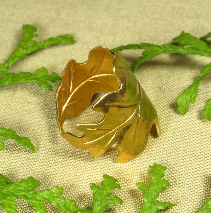 Ring Eichenblatt Aus Goldfarbenem Messing | 2442 von TitaniasZauberwald