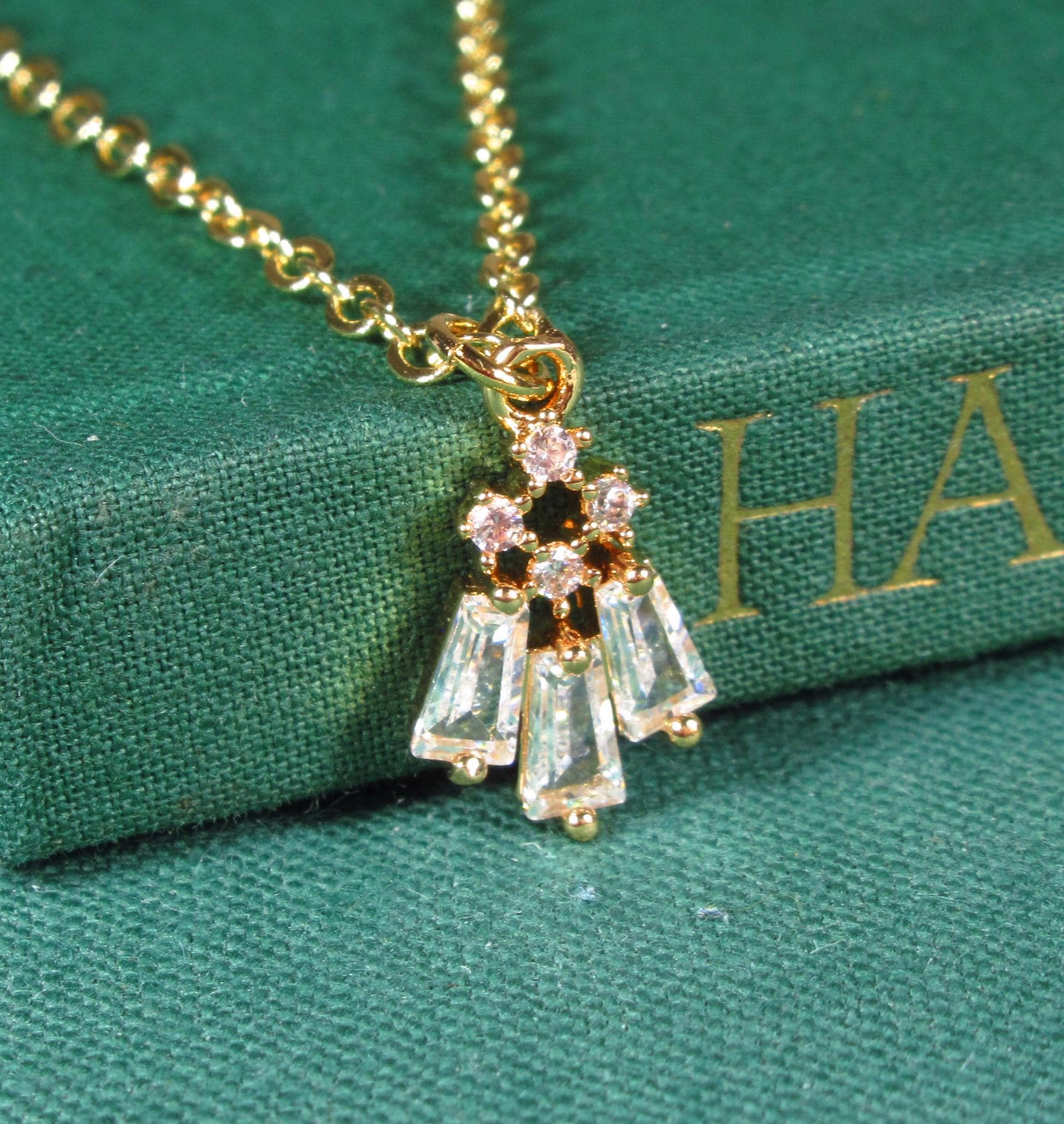 Vergoldete Halskette Jane Mit Funkelndem Zirkonia-Anhänger Im Regency-stil | 2493 von TitaniasZauberwald