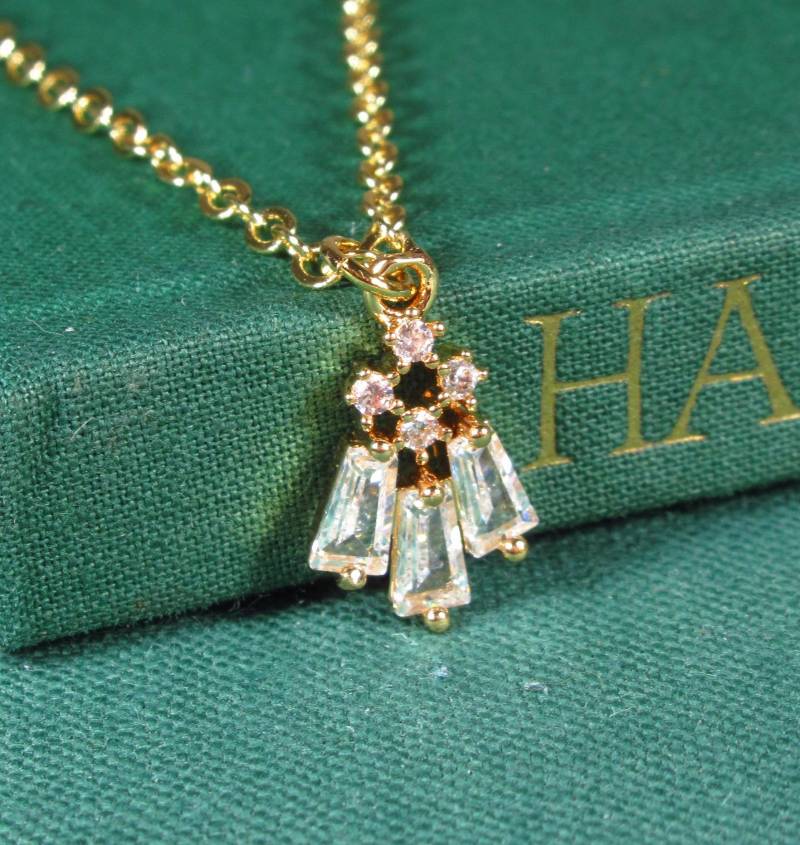 Vergoldete Halskette Jane Mit Funkelndem Zirkonia-Anhänger Im Regency-stil | 2493 von TitaniasZauberwald