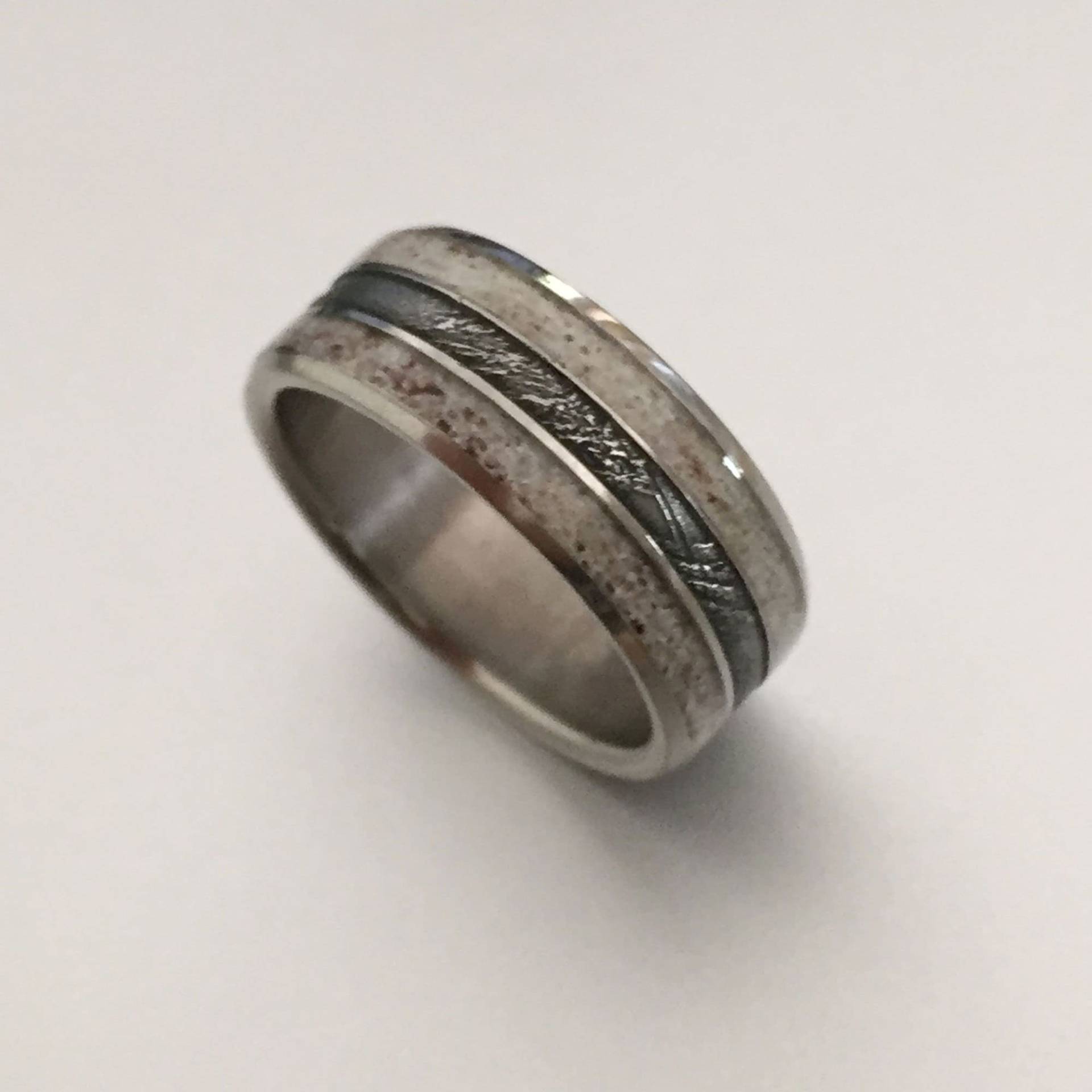 Titanring Mit Meteorit Und Doppeltem Geweih Als Inlay von TitaniumStudioDesign
