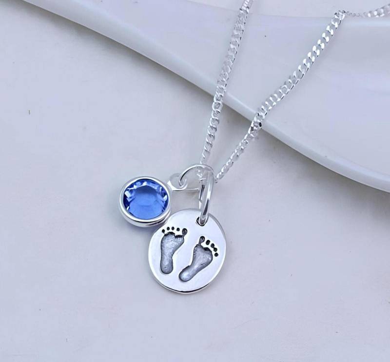 sterling Silber Baby Fußabdrücke Halskette Personalisierte Initial Oder Birthstone Es Ist Ein Mädchen Junge Print Fußabdrücke. Kette Aussuchen von TitinaJewelry