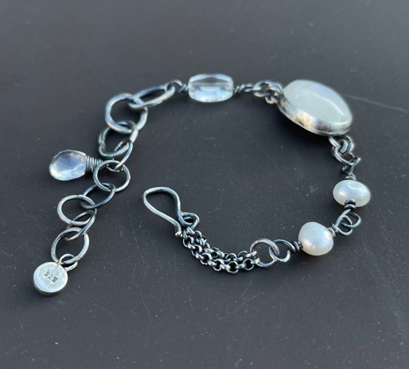 Handgemachtes Silber Weisses Labradorit Armband, Quarz Mondstein Perlen Edelstein Armband von TiziJewellery