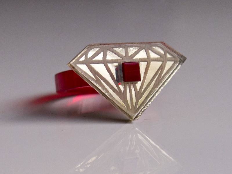 Rot Und Gold Acryl Diamant-Ring von TjielpDesign