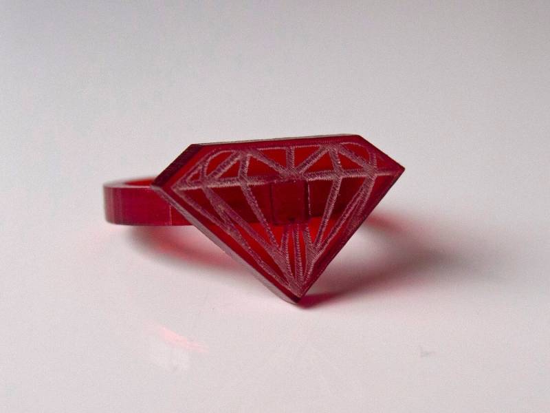Rotem Acryl Diamant-Ring von TjielpDesign