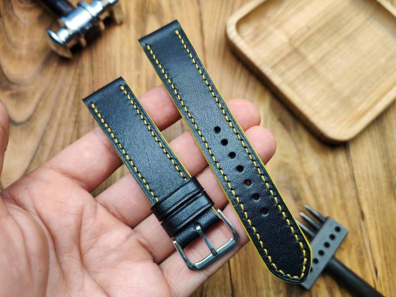 Handgefertigtes Schwarzes Kalbslederarmband Mit Naht Handgefertigtes Schwarzes Kalbslederarmband Mit Naht von TkachenkoWatchStrap