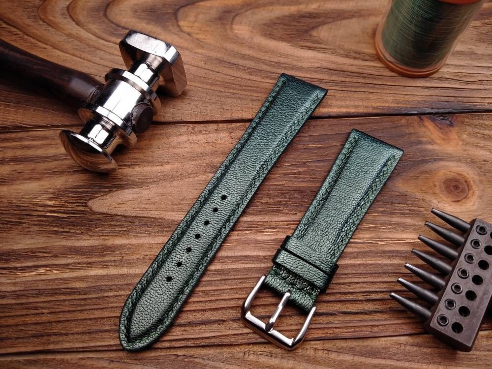 Uhrenarmband Handgenäht in Smaragd Ziegenleder von TkachenkoWatchStrap