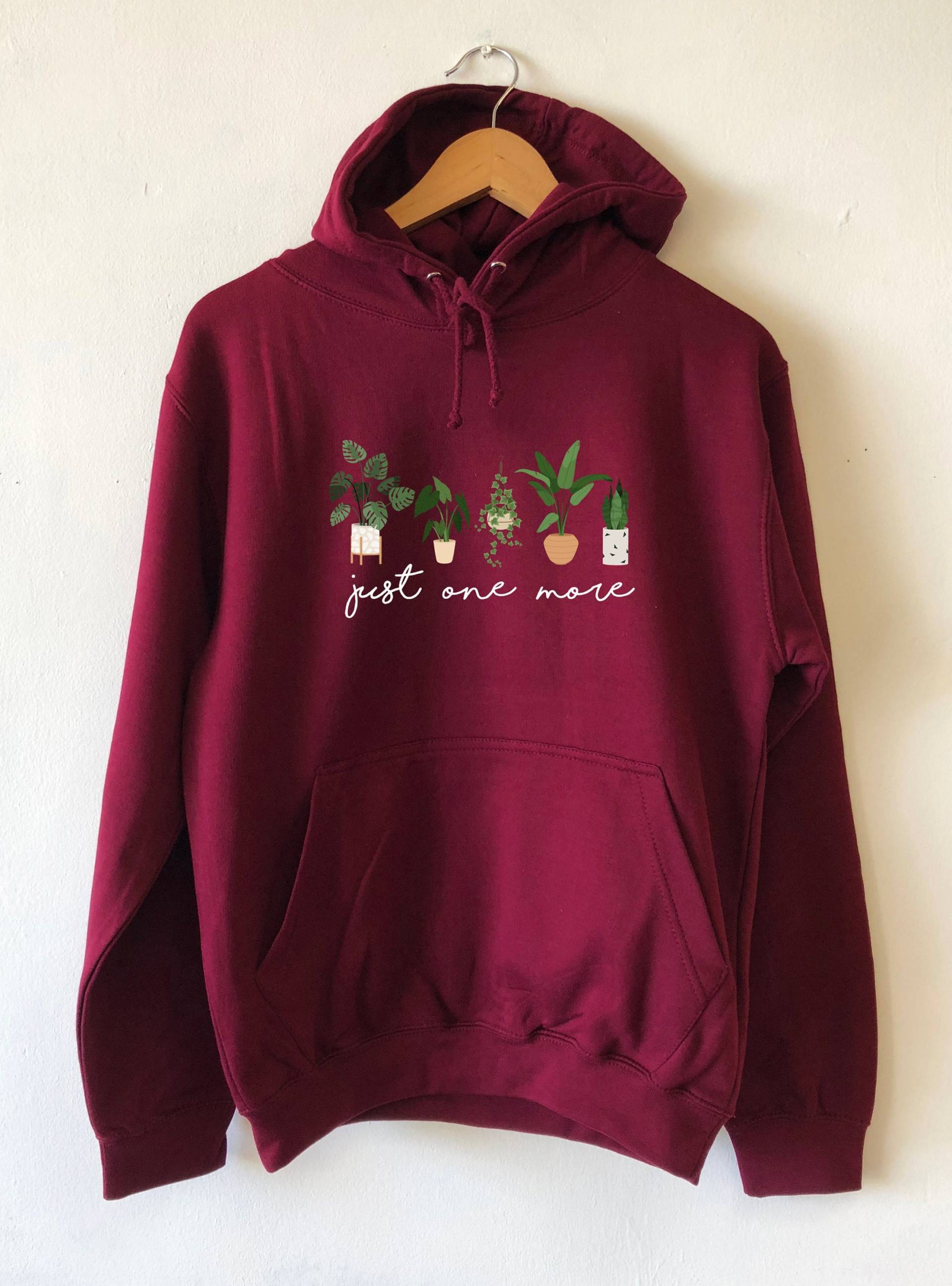 Just One More Plant Hoodie Sweatshirt Sweater Lustige Pflanze Shirt Unisex Eco Print Mama Monstera Elternschaft Zimmerpflanzen Geschenk Just One More Plant Hoodie Sweatshirt Sweater Lustige Pflanze Shirt Unisex Eco Print Mama Monstera Elternschaft Zimmerpflanzen Geschenk von Tmeprinting