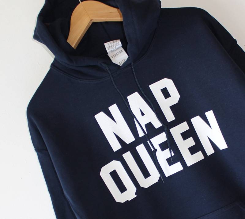 Nap Queen Hoodie Kapuzenpullover Hochwertiger Wasserbasierter Druck Weich Fleece Gefüttert Unisex Weltweit Schiff Und Größen Nap Sleep Lazy Rest von Tmeprinting