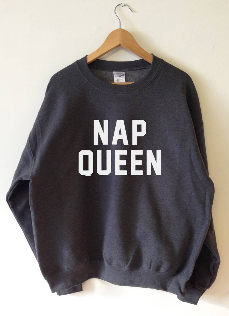 Nicki-Königin Pullover Sweatshirt Hohe Qualität Wasserbasierter Druck Superweiches Fleece Gefüttert Unisex Weltweites Schiff Sleep Sleeping Naps von Tmeprinting