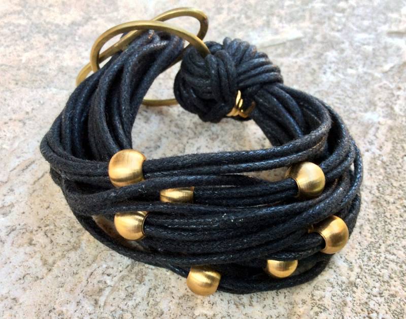 Armband, Multi-Schnur Armband Schwarz Gewachster Schnur Messing Stapelbar Schmuck, Geschenk Für Sie von Tmlccreations