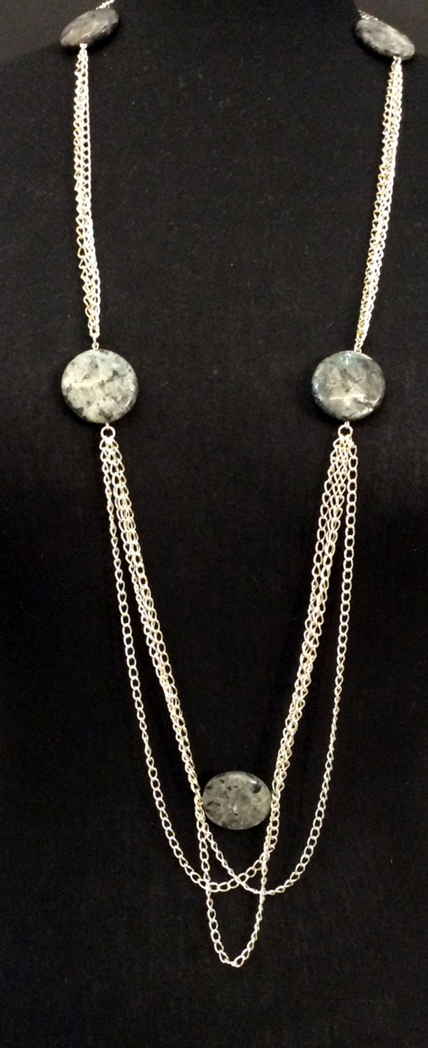 Aussage Lange Halskette Mit Grau Schwarz Marmorierten Flache Perlen Und Silber Vergoldet Ketten von Tmlccreations