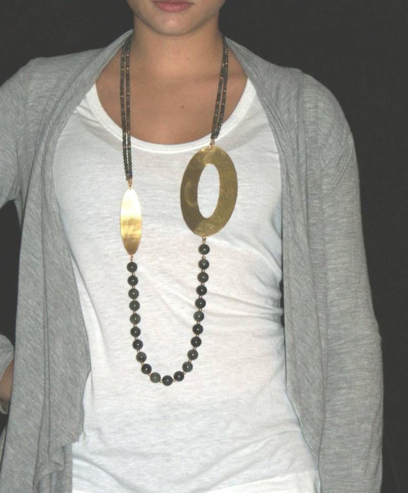 Labradorithalskette, Aussage Lange Halskette, Grün-Olive Labradoride Gehämmerten Elementen Schmuck, Handarbeit von Tmlccreations