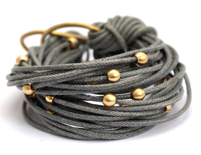 Multi-Schnur Armband, Grau, Gewachster Schnur, Messingarmband, Schmuck von Tmlccreations