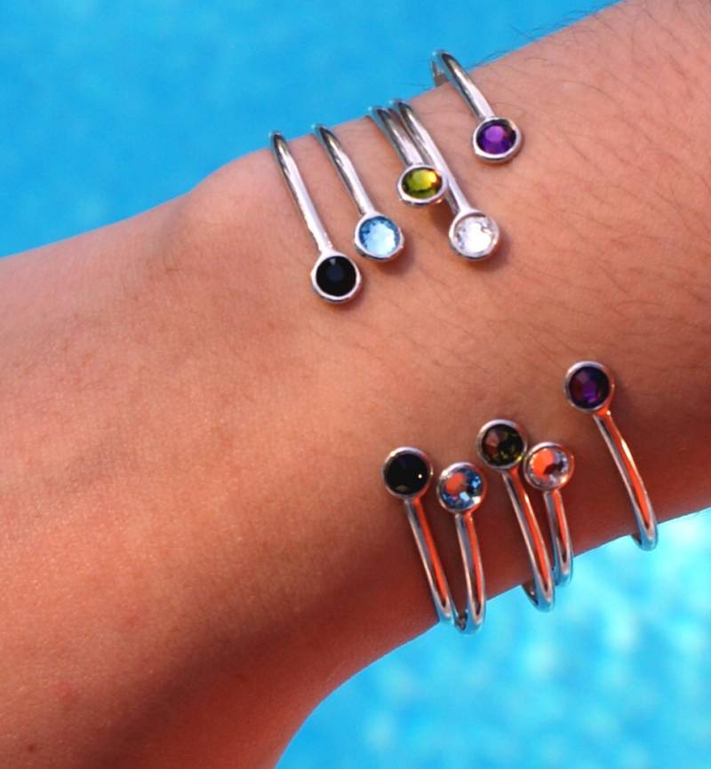 Zarte Geburtsstein Manschette Armband Sterlingsilber Mit Swarovski Flatbacks, Stapelbar, Schmuck, Geschenk Für Sie von Tmlccreations