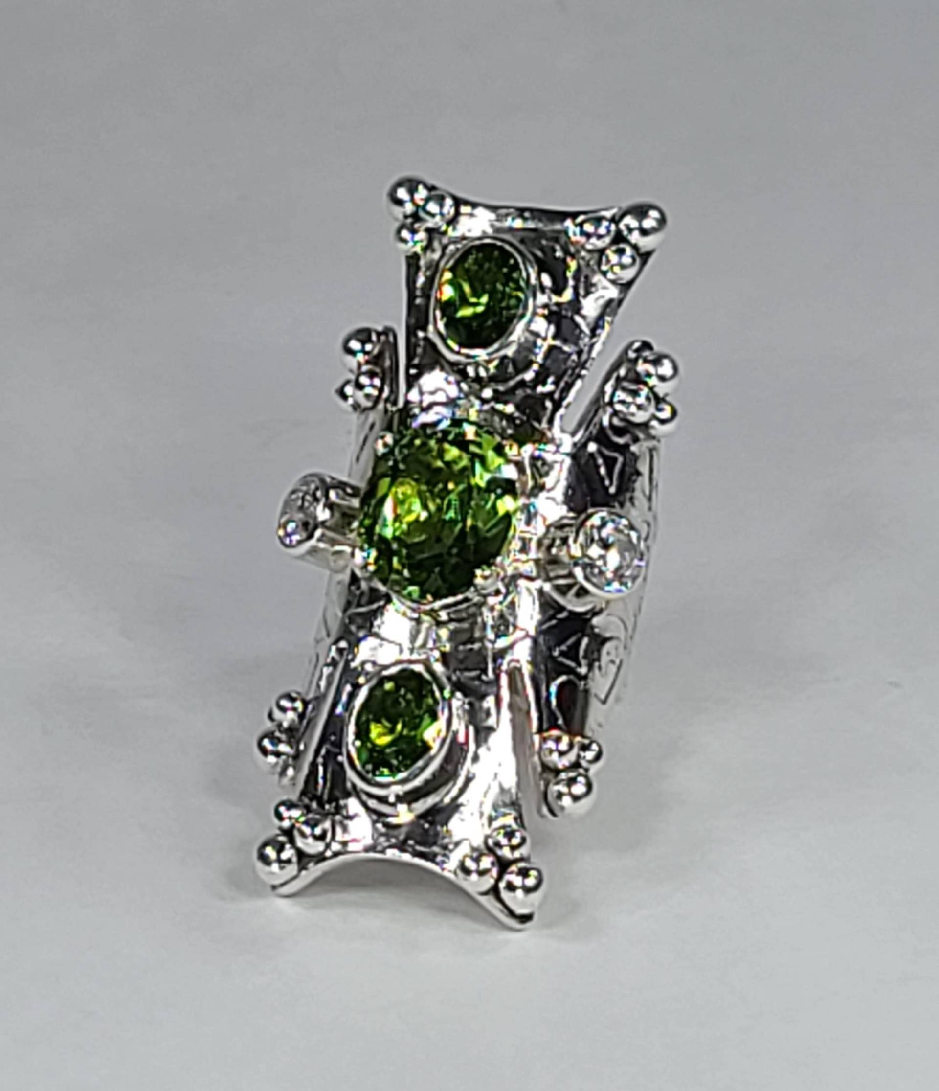 Handgemachte Sterling Silber Labor Erstellt Peridot Edelstein Malteser Boho Stil Statement Knuckle Ring Größe 7 Handgemachte Sterling Silber Labor Erstellt Peridot Edelstein Malteser Boho Stil Statement Knuckle Ring Größe 7 von TnJStudioShop