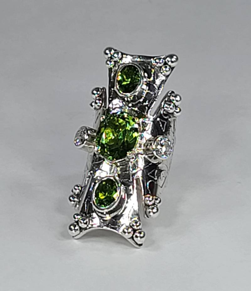 Handgemachte Sterling Silber Labor Erstellt Peridot Edelstein Malteser Boho Stil Statement Knuckle Ring Größe 7 Handgemachte Sterling Silber Labor Erstellt Peridot Edelstein Malteser Boho Stil Statement Knuckle Ring Größe 7 von TnJStudioShop