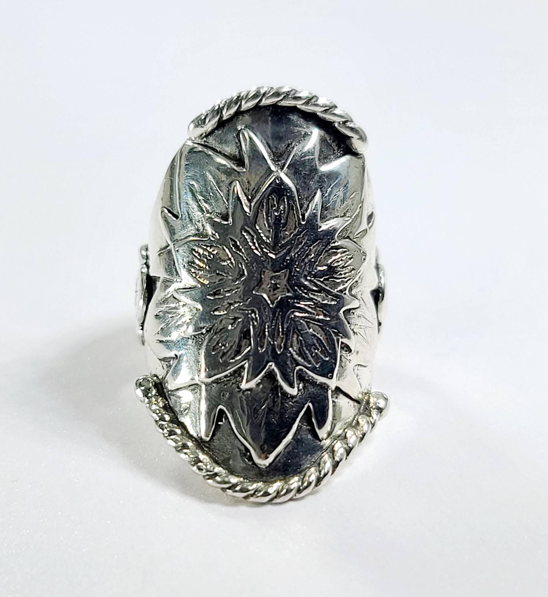 Handgemachter, Geätzter Unisex/Boho/Sattler-Ring Mit Patina - Größe 8, 5 Handgemachter, Geätzter Unisex/Boho/Sattler-Ring Mit Patina - Größe 8, 5 von TnJStudioShop