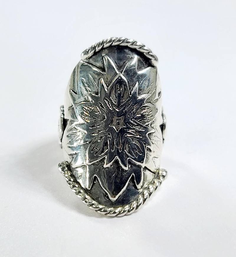 Handgemachter, Geätzter Unisex/Boho/Sattler-Ring Mit Patina - Größe 8, 5 Handgemachter, Geätzter Unisex/Boho/Sattler-Ring Mit Patina - Größe 8, 5 von TnJStudioShop