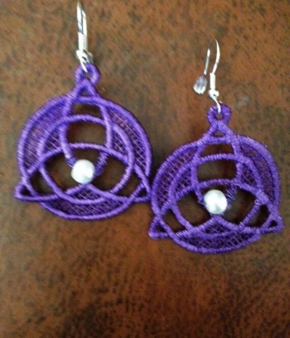 Lila Triquta Spitzenohrringe von ToadWerks