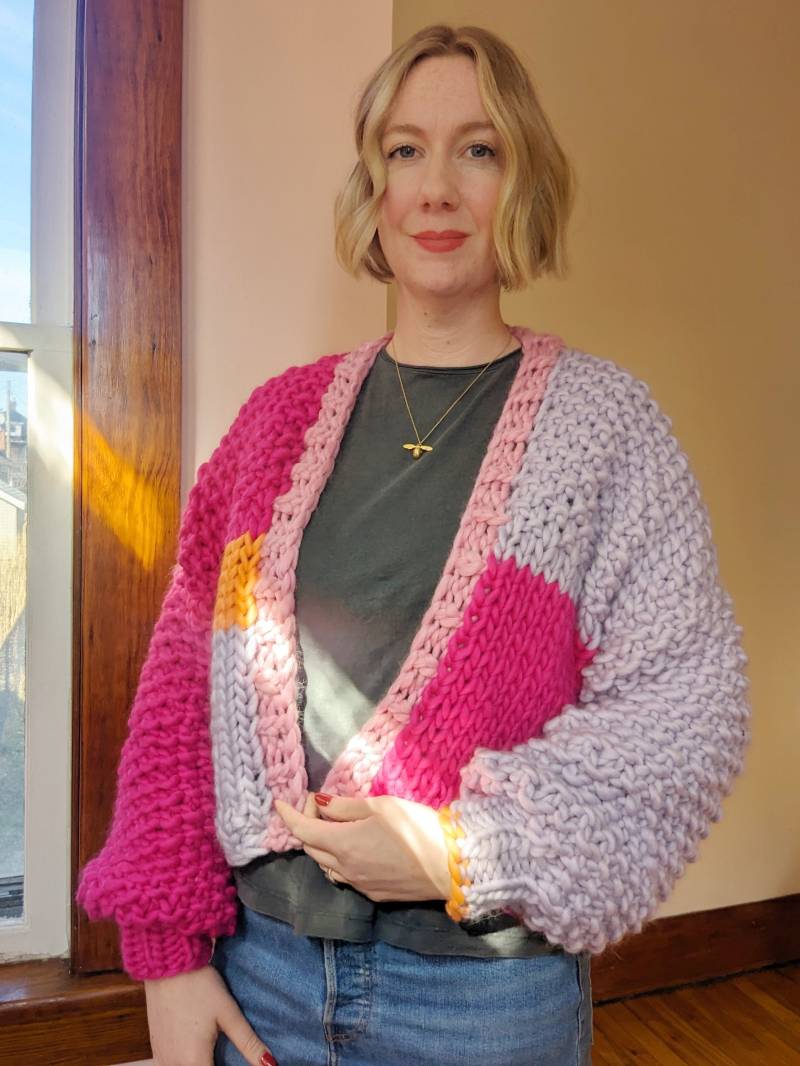 Handgestrickte Color Block Strickjacke. Rosa Merino Wolljacke von ToastYarn