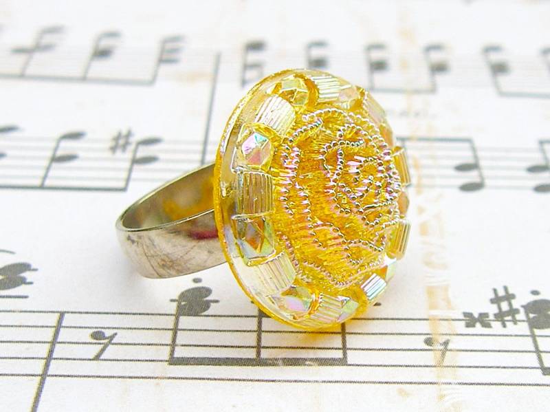 Filigraner Knoten in Honiggelb - Verstellbarer Vintage Glasknopfring, Statement Ring, Cocktailring von ToastedCoconutStudio