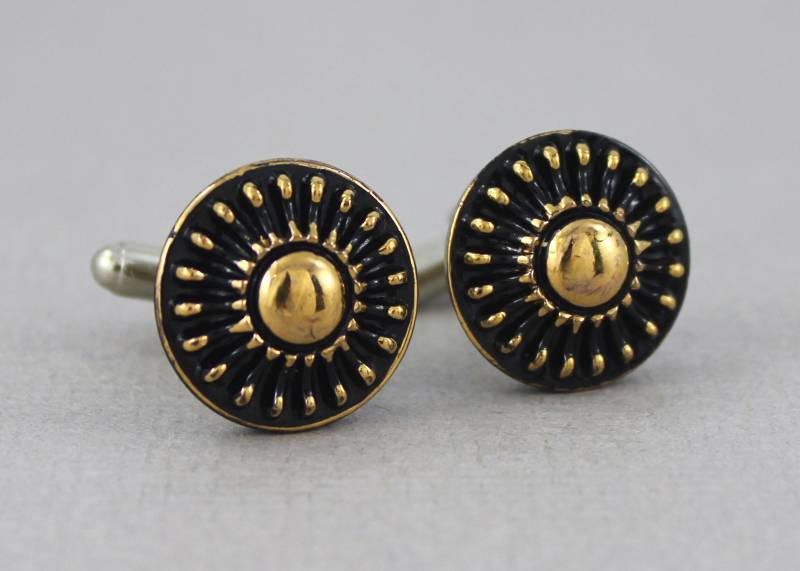 Gold Und Schwarz Speichenrad - Vintage Glasknopf Manschettenknöpfe, Umfunktioniert, Up Cycled Manschettenknöpfe von ToastedCoconutStudio