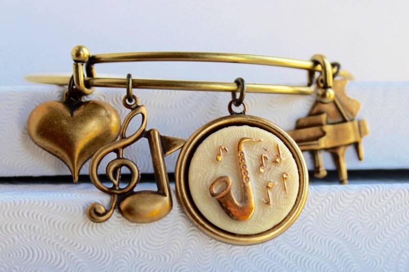 Let The Music Flow - Vintage Saxophon Glas Knopf Element Armband, Antik Messing Erweiterbar Charm Armreif von ToastedCoconutStudio