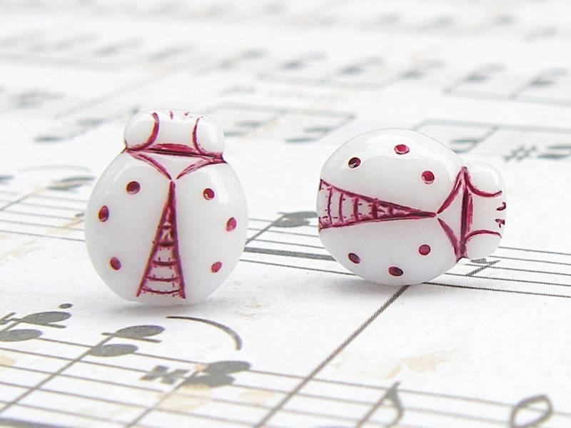 Mauve Und Weißer Marienkäfer - Vintage Glasknopf Ohrringe, Up-Cycled Schmuck, Wiederverwendeter Schmuck von ToastedCoconutStudio