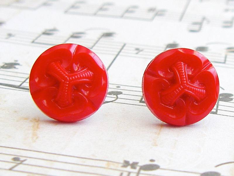 Rot Geschnitzt - Vintage Glasknopf Ohrstecker, Veredelter Schmuck von ToastedCoconutStudio