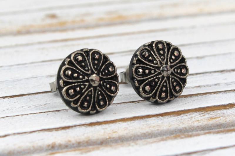 Silber Daisy - Vintage Glasknopf Ohrstecker, Up Cycled Ohrringe von ToastedCoconutStudio