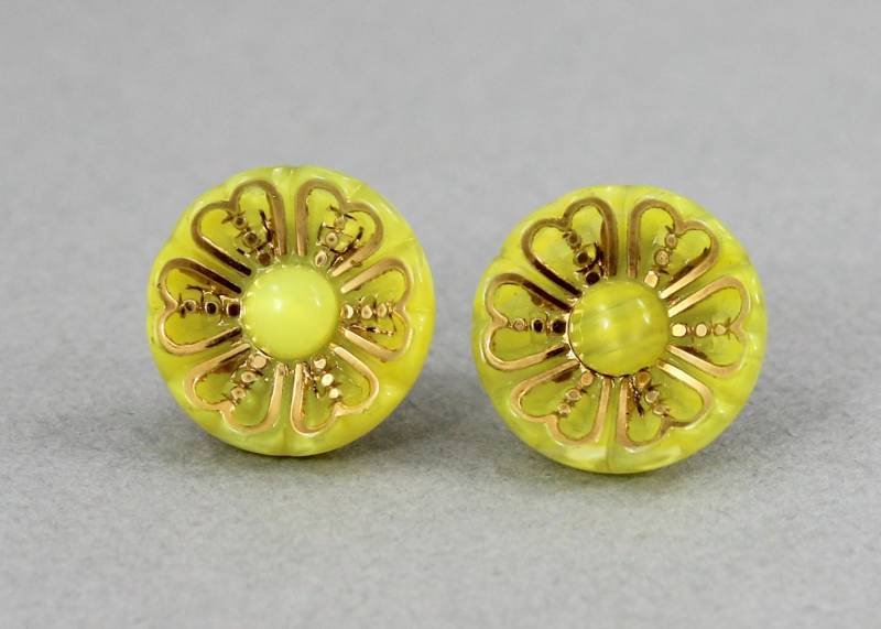 Vergoldete Sunny Yellow Gänsies - Vintage Glas Knopf Ohrringe, Wiederverwendet, Up-Cycled, Chirurgenstahl Postohrringe von ToastedCoconutStudio