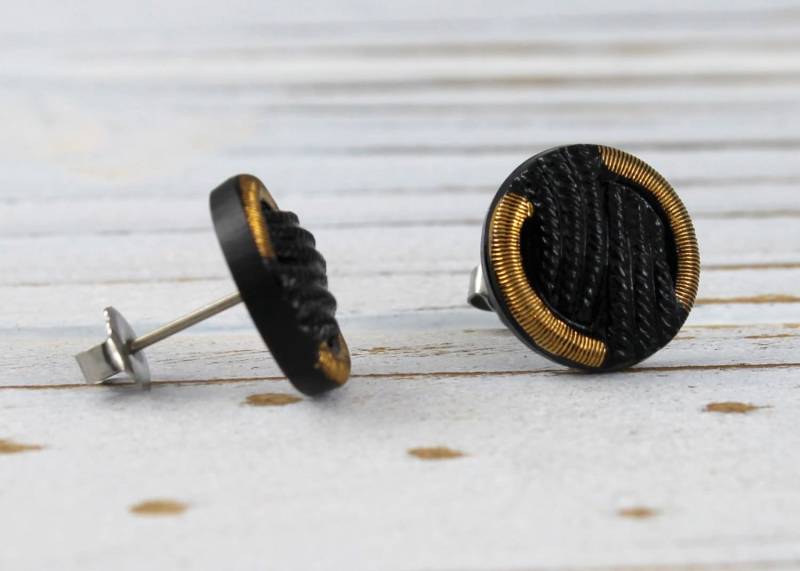 Vergoldeter Rand Schwarzes Seil Vintage Glasknopf Ohrringe, Up Cycled Repurposed Schmuck von ToastedCoconutStudio