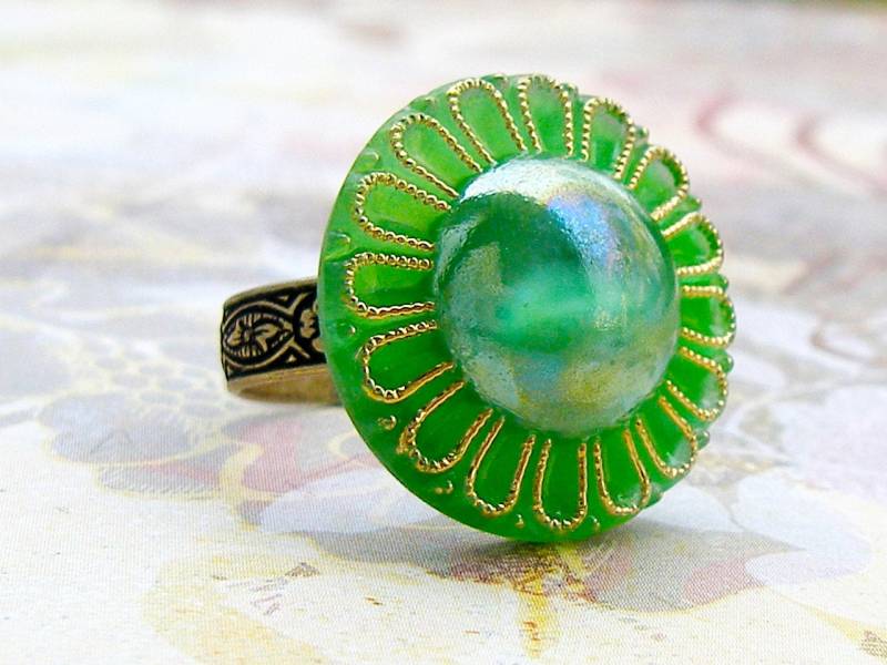 Vintage Glasknopfring Mit Vergoldeter Mondglasblume von ToastedCoconutStudio