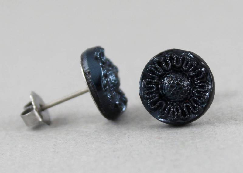 Winzige Holzkohle-Knopf-Daisy - Vintage 11mm Glasknopf-Ohrringe, Wiederverwendet, Up-Cycled Blumenschmuck von ToastedCoconutStudio