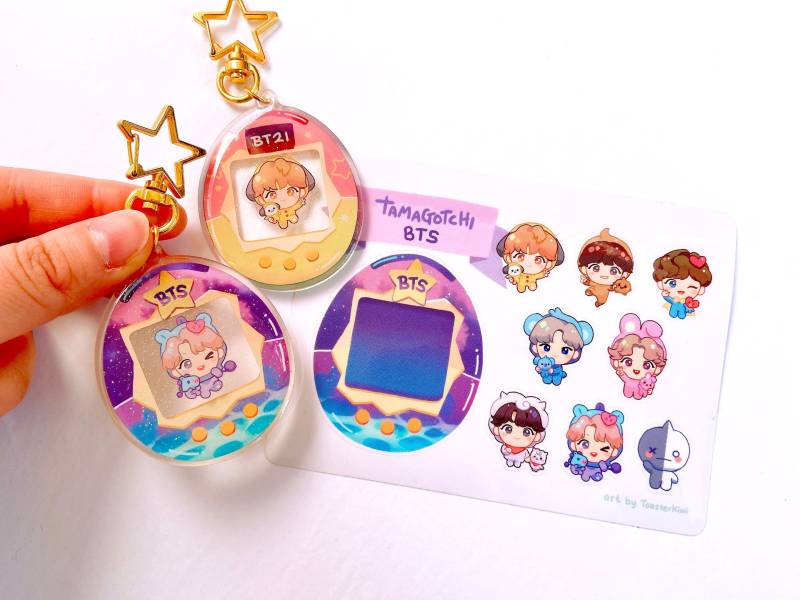Bts Tamagotchi Set [Schlüsselanhänger + Sticker Sheet] von ToasterKiwi