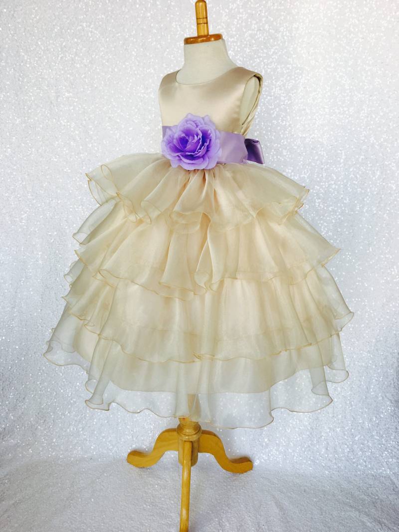 Champagner Rüschen Blumenmädchen Kleid Formelle Festzug Kleid von ToddlersAndTulle