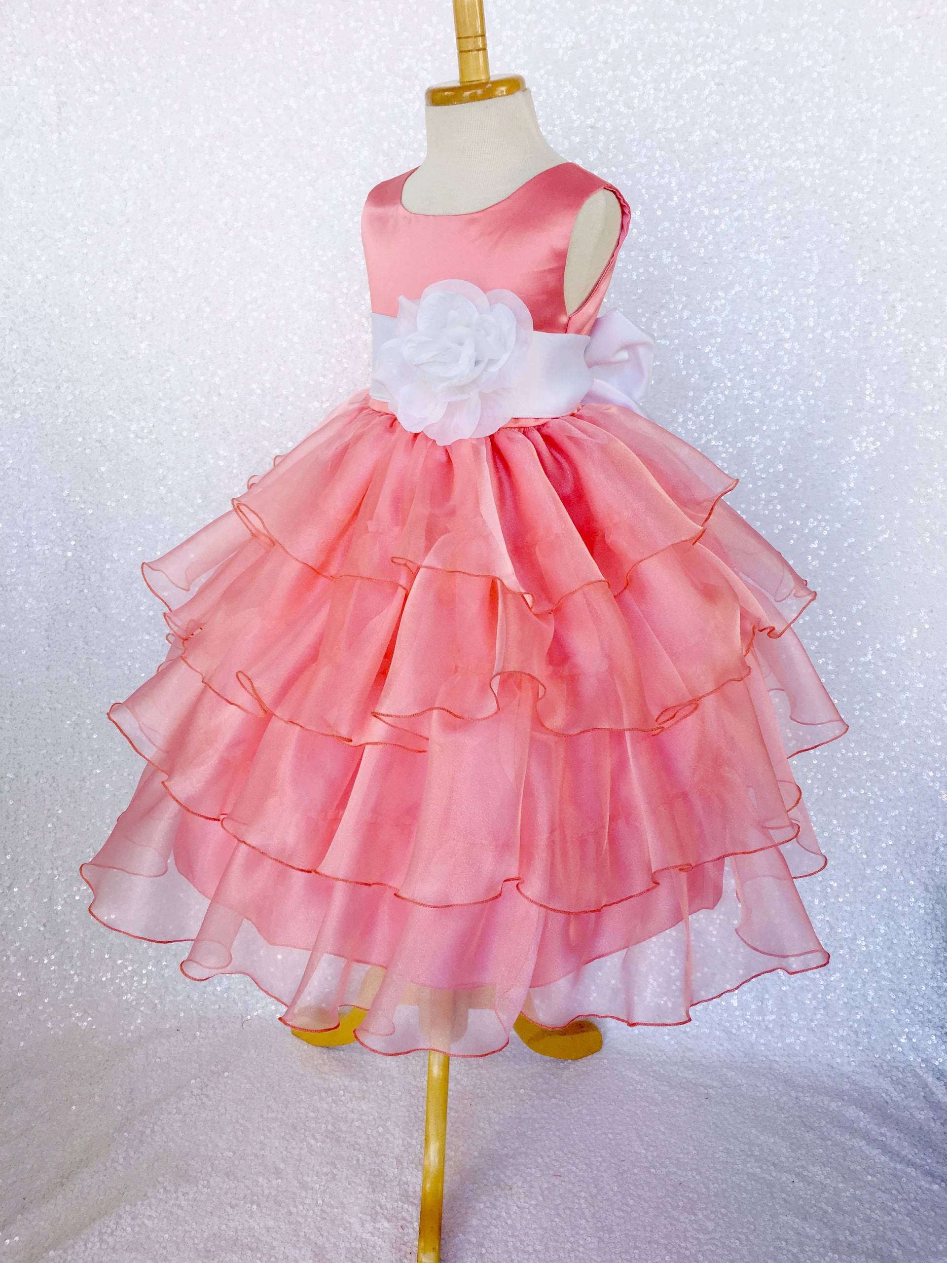 Coral Ruffle Blumenmädchen Kleid Elegantes Organza Festzug Kleid von ToddlersAndTulle