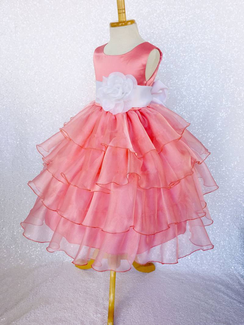 Coral Ruffle Blumenmädchen Kleid Elegantes Organza Festzug Kleid von ToddlersAndTulle