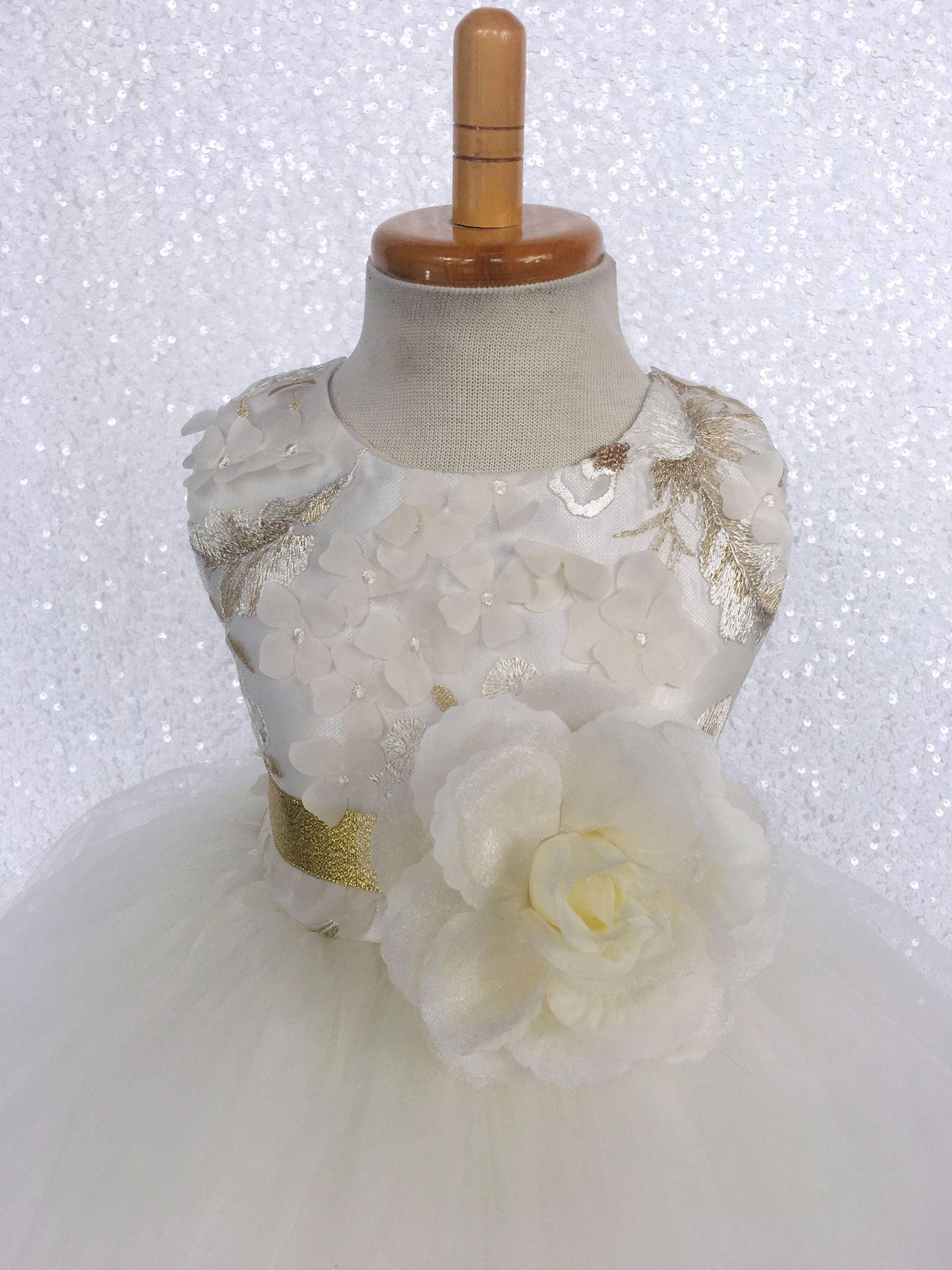 Elfenbein Gold Stickerei Babykleid Ärmelloses Blumenmädchenkleid Aus Tüll von ToddlersAndTulle