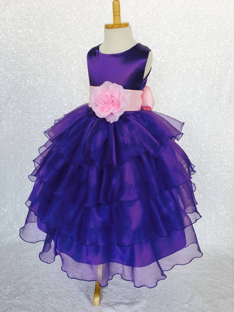 Lila Organza Blumenmädchenkleid Mit Rüschen Frühlings-Hochzeits-Outfit von ToddlersAndTulle