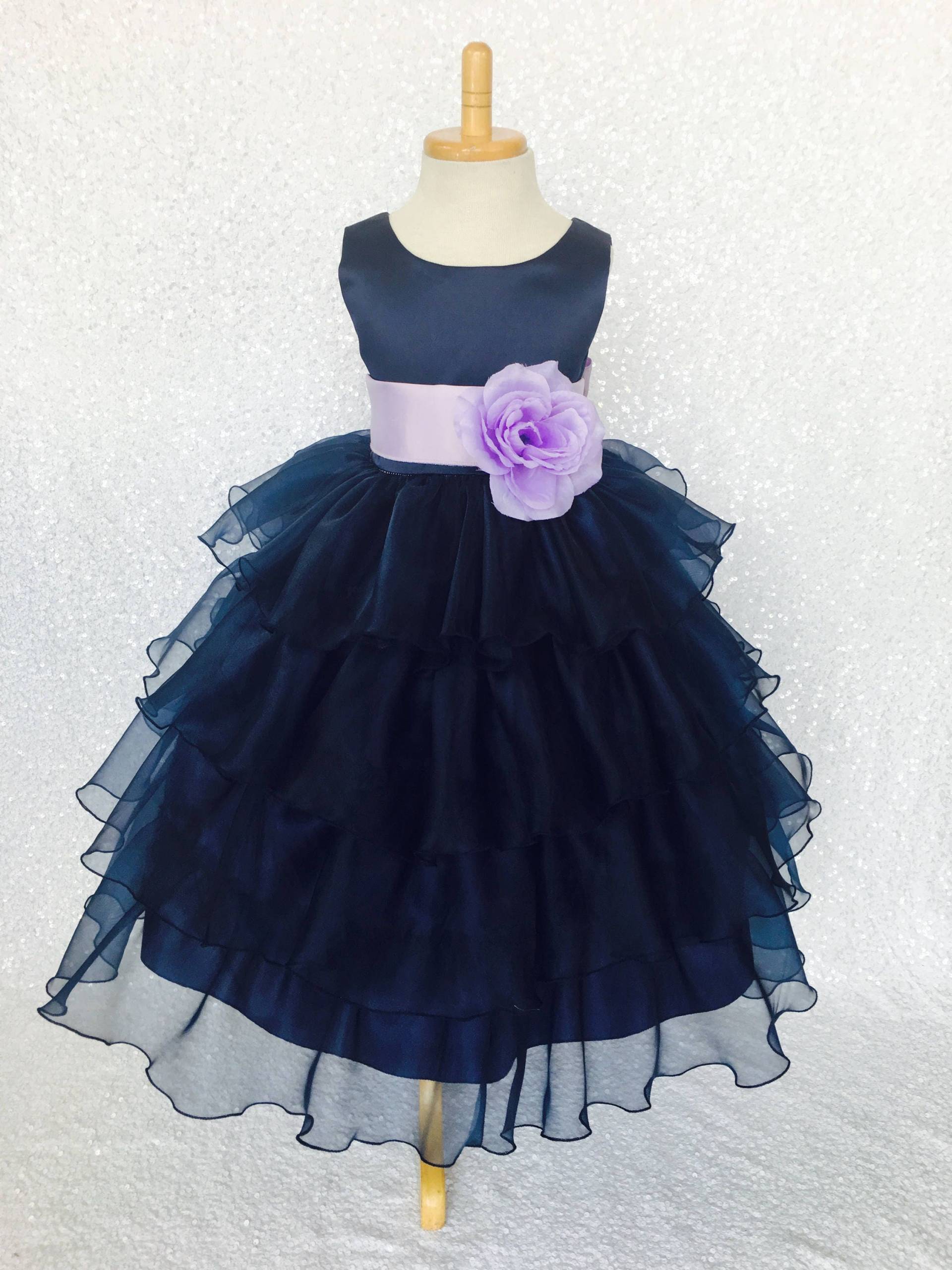 Navy Blue Organza Blumenmädchen Kleid Mit Rüschen Schickes Hochzeits-Outfit Navy Blue Organza Blumenmädchen Kleid Mit Rüschen Schickes Hochzeits-Outfit von ToddlersAndTulle