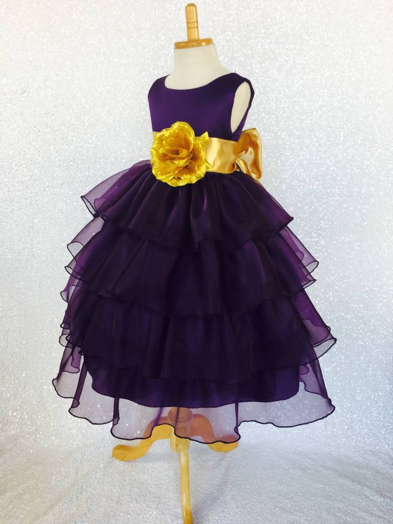 Pflaume Rüschen Organza Blumenmädchen Kleid Satin Schärpe von ToddlersAndTulle