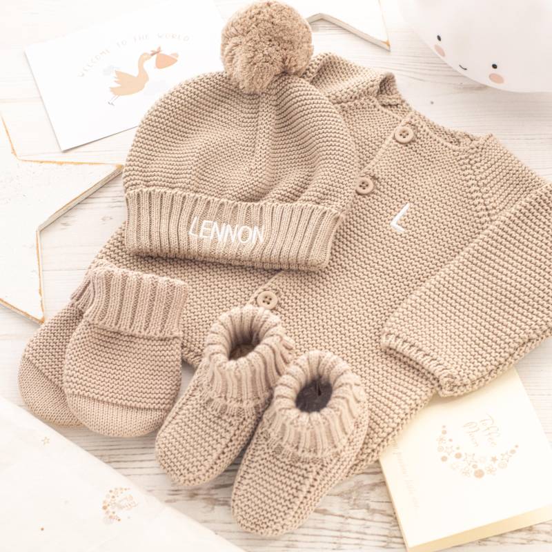 Toffee Moon Baby Geschenkset Mit Strickjacke, Mütze, Handschuhen Und Booties von Toffeemoonbaby