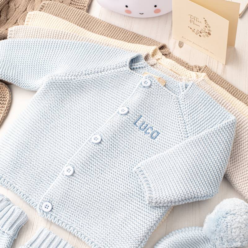 Toffee Moon Hellblau Personalisierte Baby Jungen Bubble Cardigan Mit Gestickten Initialen Oder Namen von Toffeemoonbaby