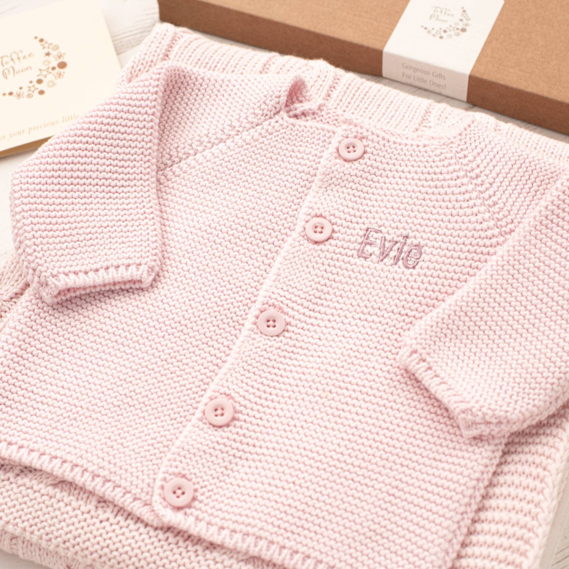 Toffee Moon Blassrosa Personalisierte Baby Mädchen Bubble Cardigan Mit Gestickten Initialen Oder Namen von Toffeemoonbaby