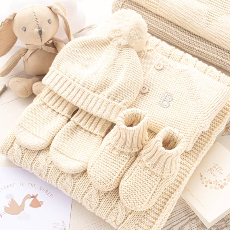 Personalisierte Toffee Moon Cream Knit Baby Geschenk-Set, Decke, Strickjacke, Mütze, Handschuhe, Booties von Toffeemoonbaby