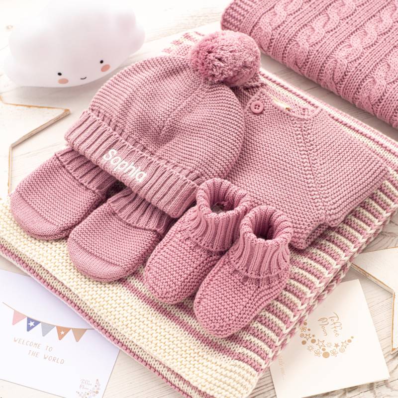 Personalisierte Babydecke Geschenkset Strickjacke, Mütze, Booties & Häschen Aus Baumwolle von Toffeemoonbaby