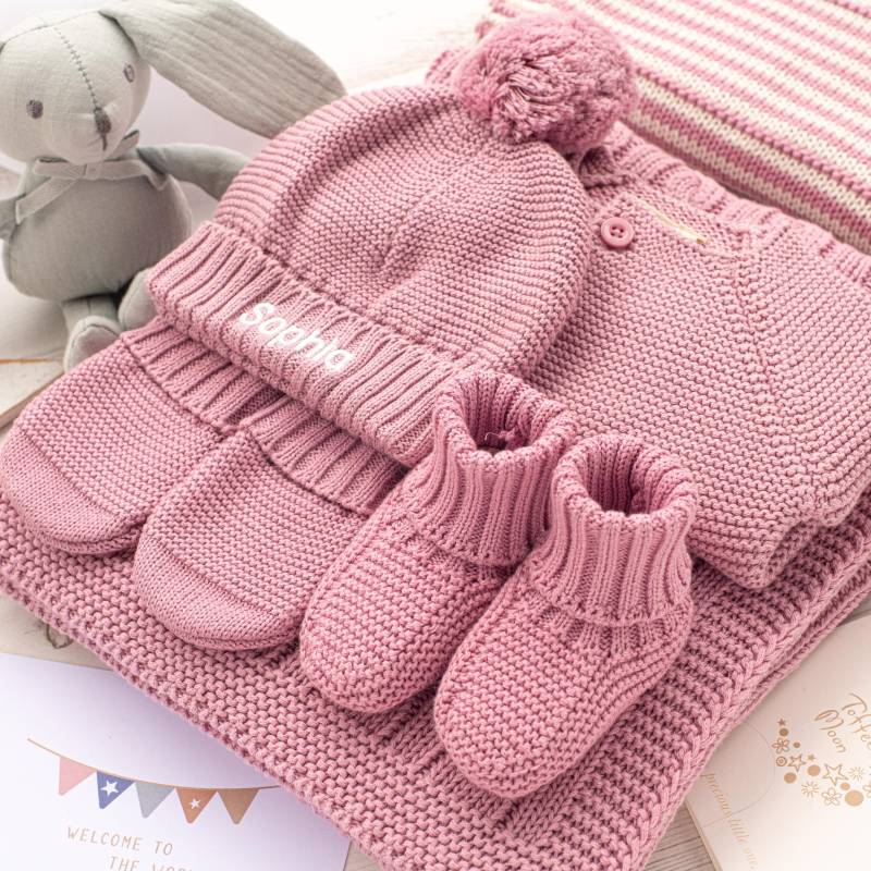 Toffee Moon Dawn Pink Personalisierte Babydecke Und Strickjacke Mit Koordinierender Pudelmütze, Handschuhen Booties Spielzeughäschen-Geschenkset von Toffeemoonbaby